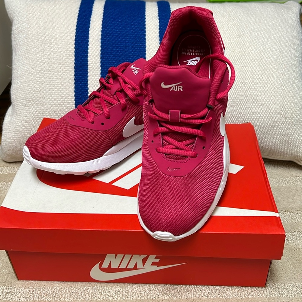 NIB Nike Air Max Okeyo Fuchsia Women’s s10M